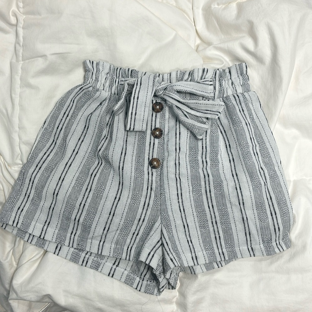 Sienna Sky flowy shorts with Buttons
